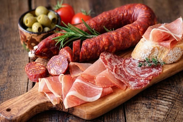 5 nhóm thực phẩm cần tránh khi bị loãng xương